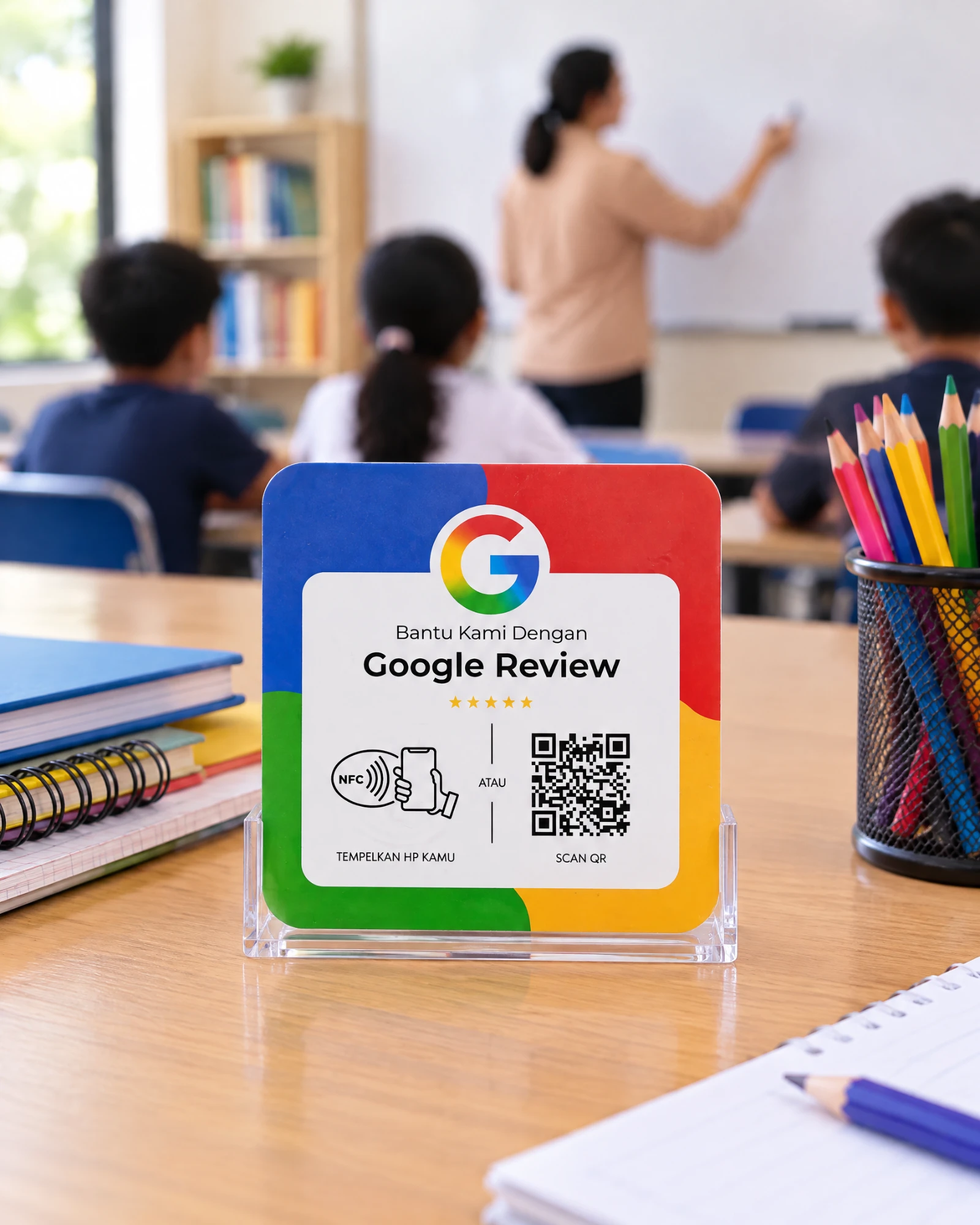 Kartu ulasan Google empat warna berdiri di stand akrilik — di meja kelas, tempat kursus